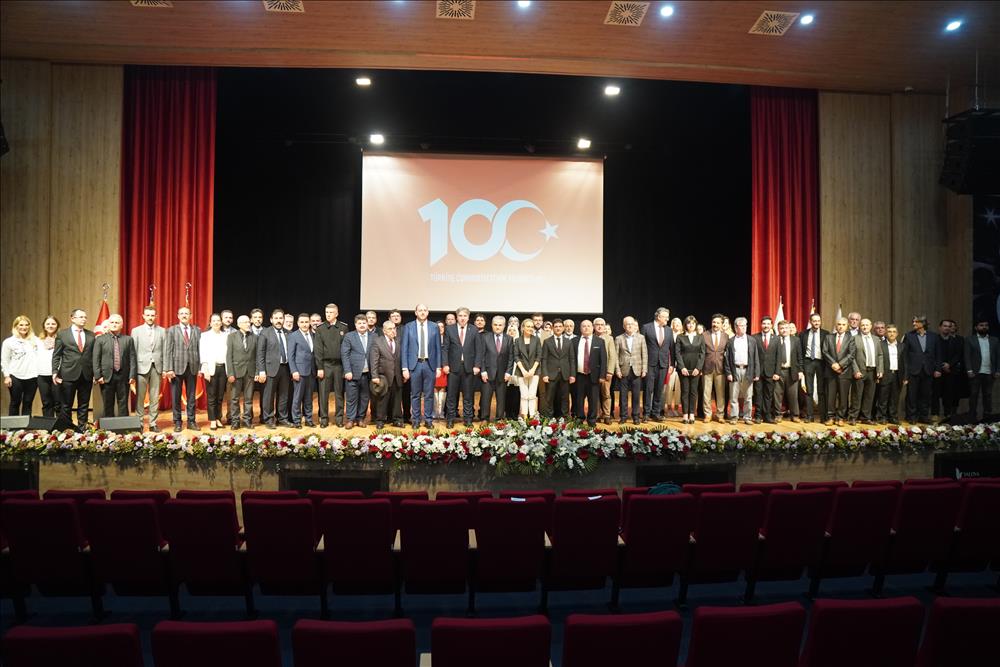 “100. Yılda Cumhuriyete Farklı Yaklaşımlar” Konferansı Yapıldı