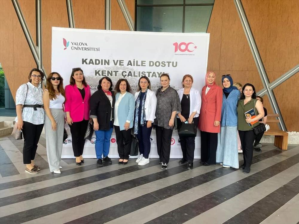 Yalova Üniversitesi Kadın ve Aile Araştırmaları Uygulama ve Araştırma Merkezi (YÜKAM) tarafından 4-5 Haziran 2024 tarihlerinde “Kadın ve Aile Dostu Kent Çalıştayı” düzenlendi. 