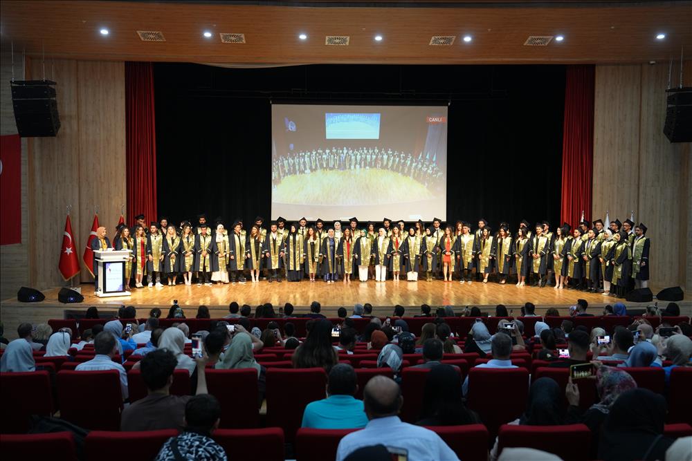 Sağlık Ordusuna Yeni Neferler Kazandırdık: Hemşirelik Bölümümüz İlk Mezunlarını Verdi 