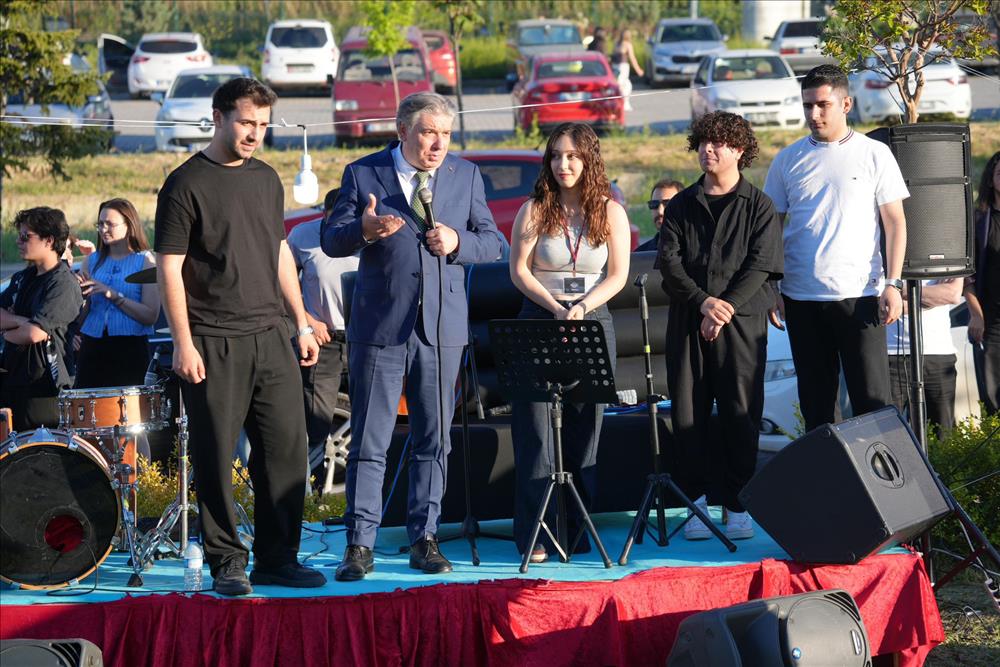 Sandalyeler kapıldı, kampüs festival alanına dönüştü😊