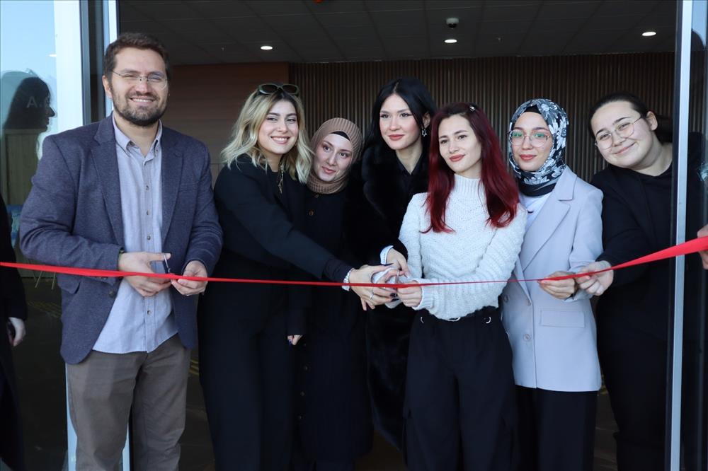 Yeni Medya ve İletişim Bölümü Öğrenci Fotoğraf Sergisi Açıldı