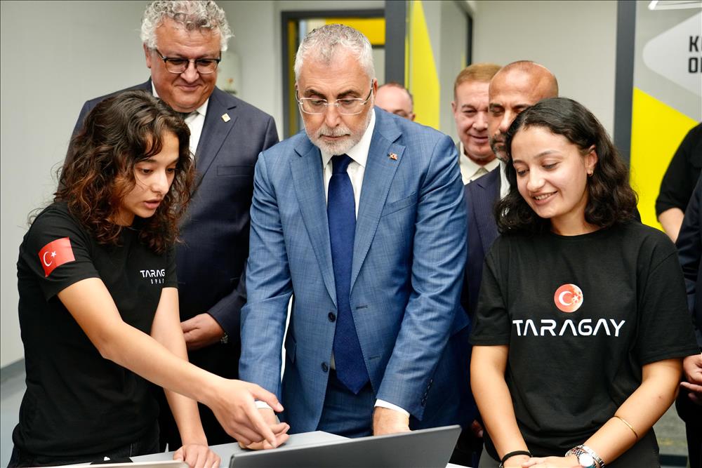 Yalova University Students Presented Their Projects to Minister Prof. Dr Vedat Işıkhan