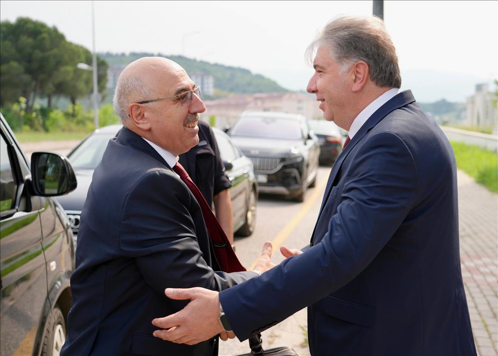 YÖK Yürütme Kurulu Üyesi Prof. Dr. Mahmut Ak, Rektörümüz Prof. Dr. Mehmet Bahçekapılı’yı makamında ziyaret etti